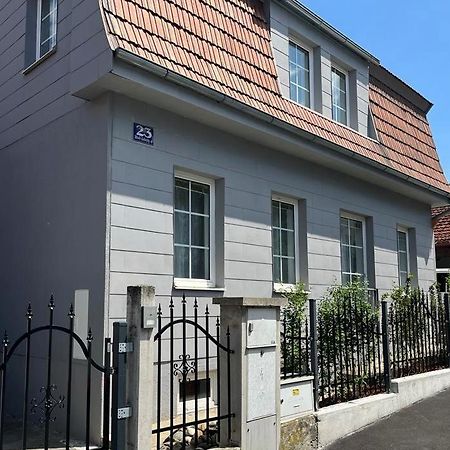 Entzuckende Kleine Vorstadtvilla Klosterneuburg Eksteriør billede